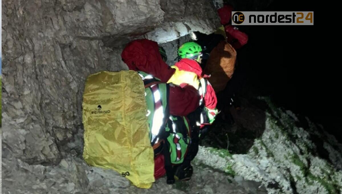 Lungo e difficile intervento per salvare due giovani sui monti - 