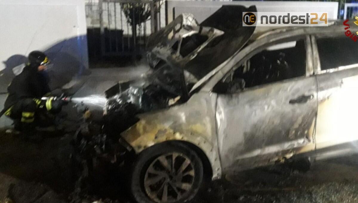Incendio di un'auto a Udine nella notte: Hyundai quasi distrutta - 