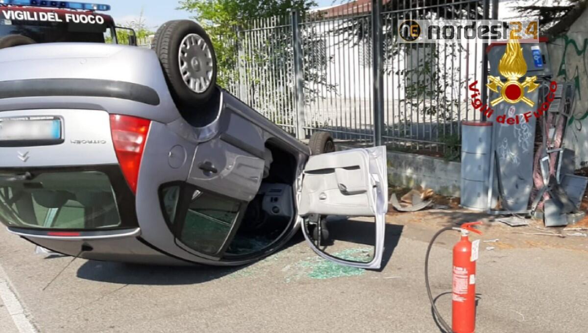 Incidente a San Donà di Piave: auto rovesciata contro armadio telefonico - 