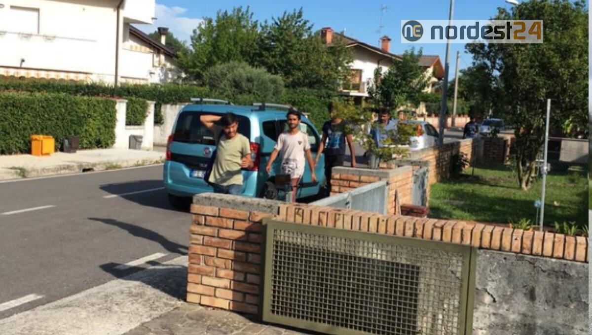 Pradamano. Scaricati 50 migranti: si dileguano tra case e campi - 