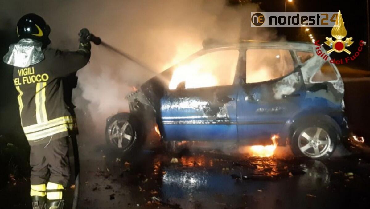 Incidente a Flaibano: schianto contro l'albero, l'auto si incendia - 