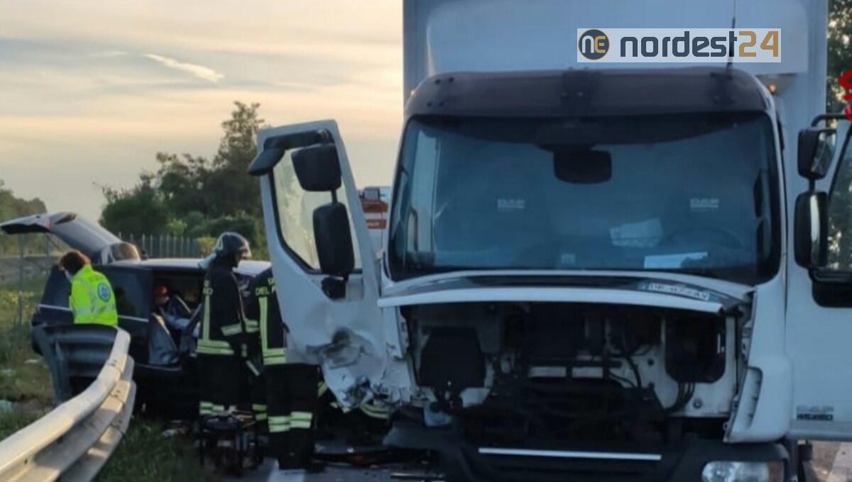 Venezia. Tragedia all'alba: scontro frontale, muore una donna - 