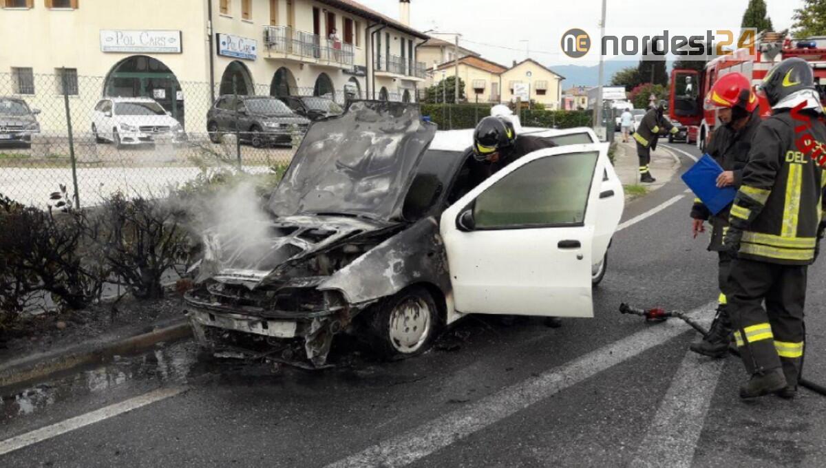 Incendio di un'auto, nessun ferito: il conducente esce appena in tempo - 