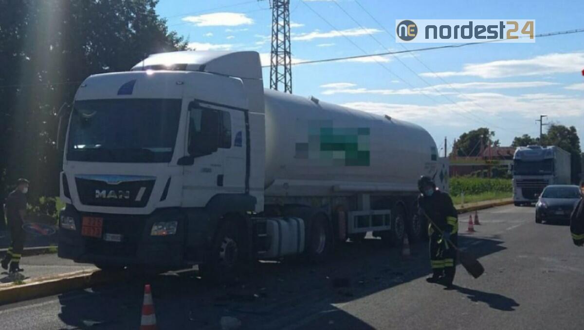 Maniago. Scontro frontale tra auto e camion cisterna - 