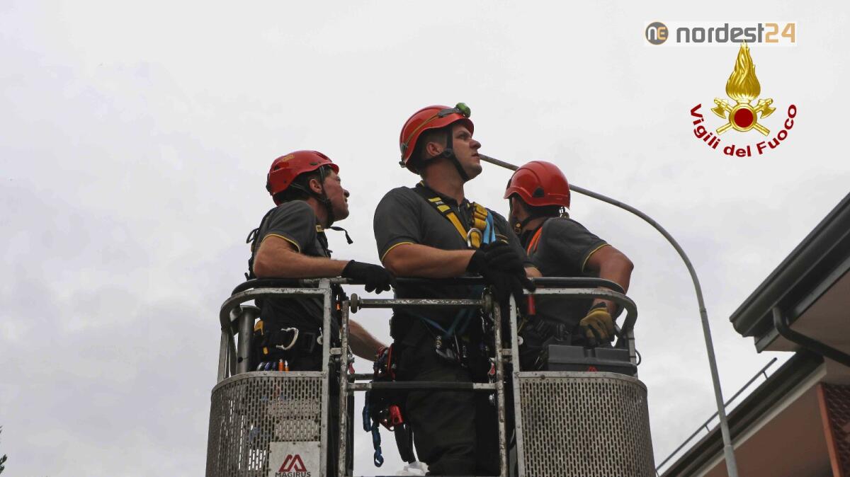Tromba d'aria nel vicentino: lavoro senza sosta per i vigili del fuoco - 