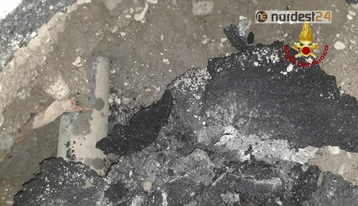 A Portogruaro si apre una grossa buca sulla strada: intervento dei pompieri - 