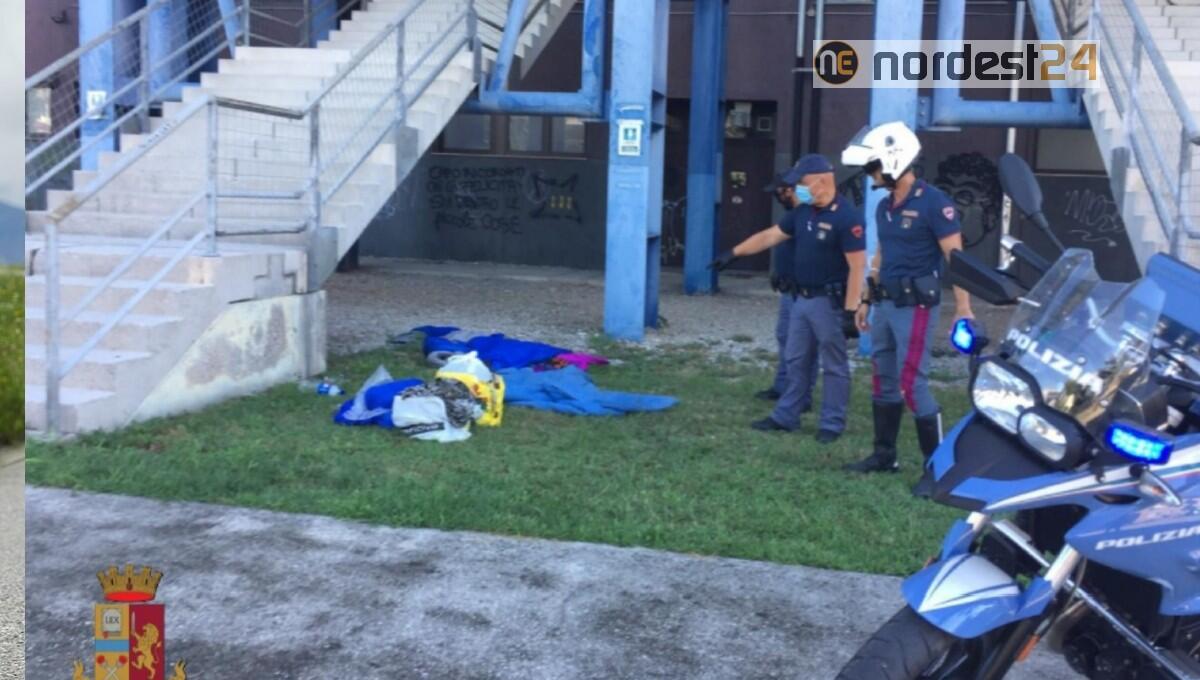 30enni Pakistani irregolari bivaccavano nelle scale del Palazzetto dello Sport - 