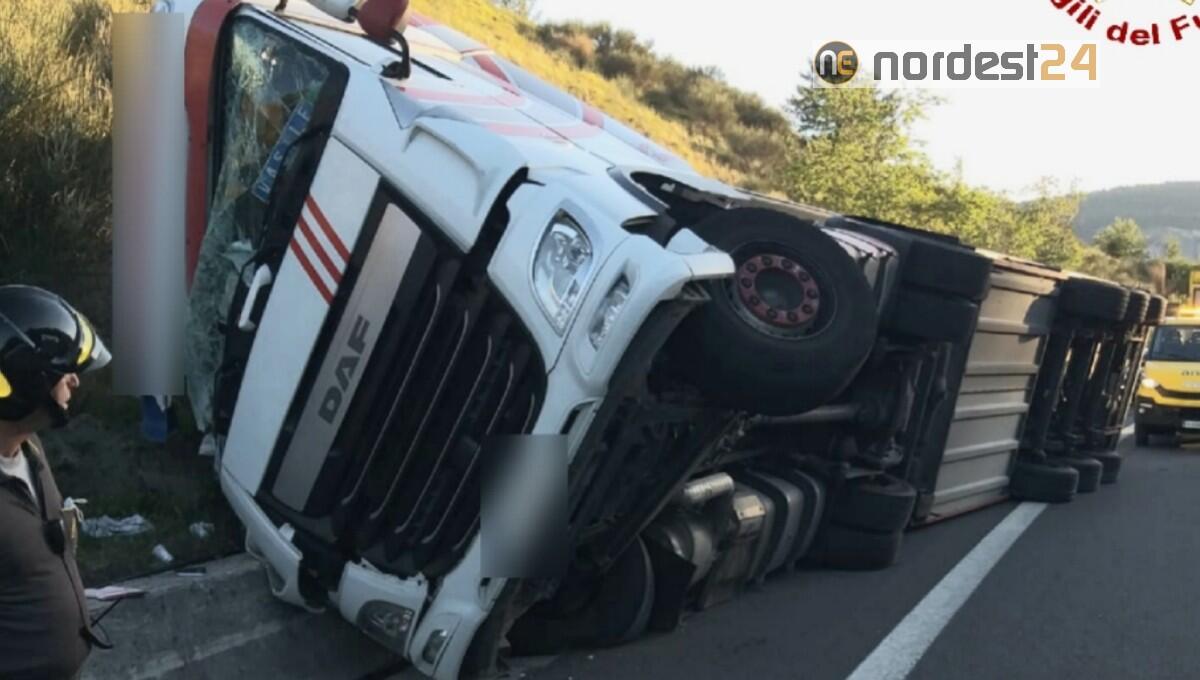 Trieste. Tir si ribalta sulla Grande Viabilità, altezza Cattinara - 