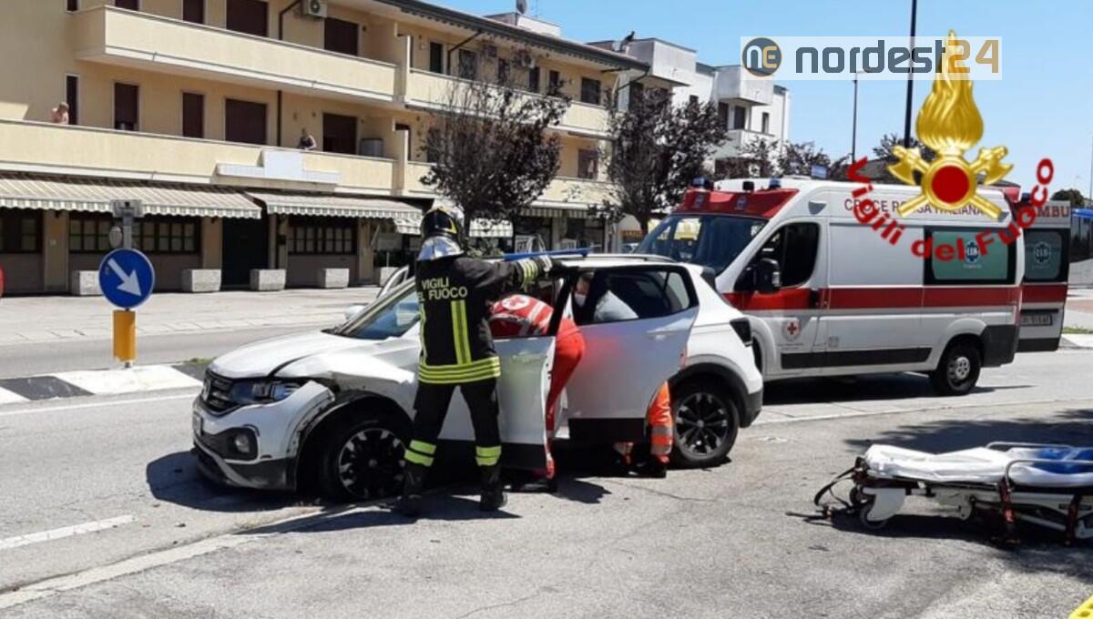 Finisce con l'auto contro lo spartitraffico e rimane incastrato: ferito un anziano - 