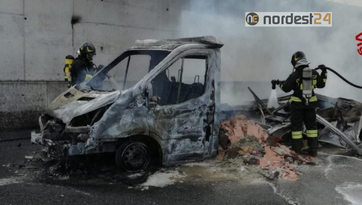 Incendio in A4 tra Spinea e Martellago:  furgone distrutto dalle fiamme - 