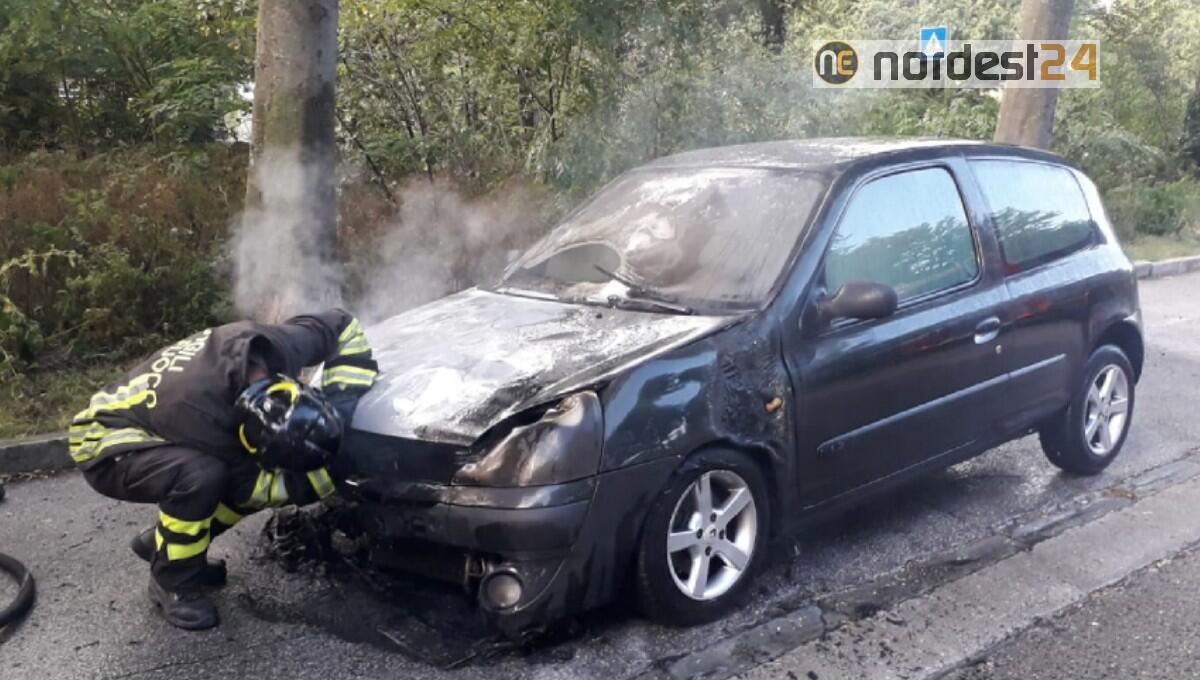 Trieste. Incendio di un'auto in sosta: intervento dei pompieri - 