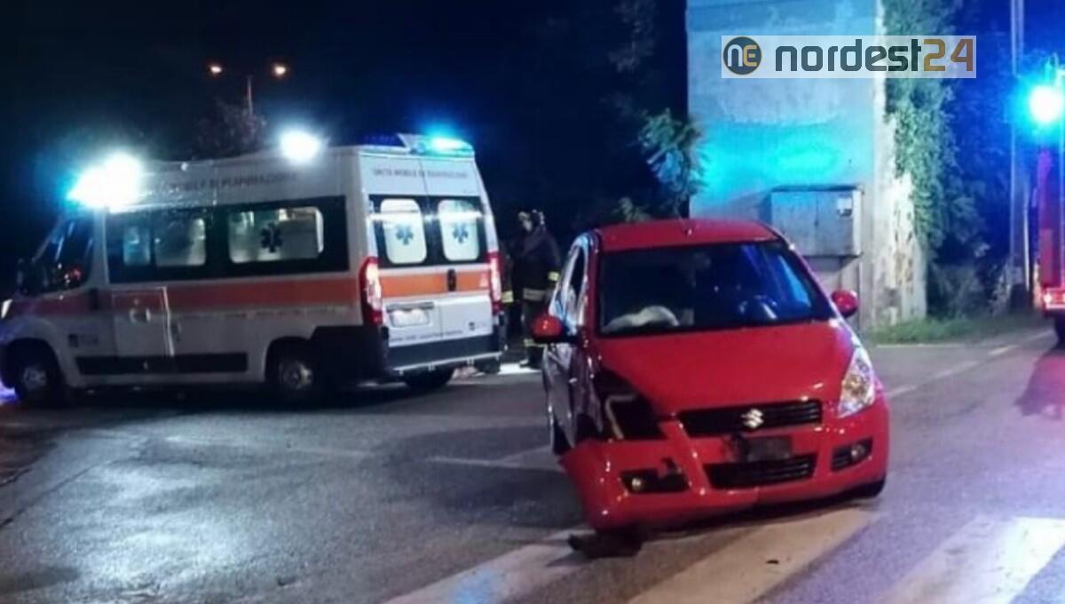 Si schianta contro un semaforo e lo abbatte: ferita la passeggera minorenne - 
