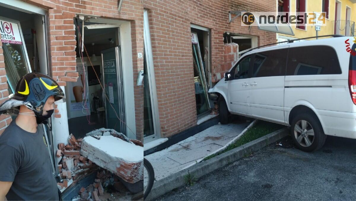 Furgone fuori controllo sfonda l'ingresso di un centro estetico - 