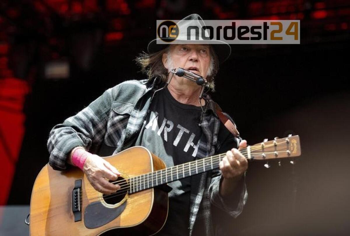 Neil Young contro Trump, fa causa per canzoni comizi - 