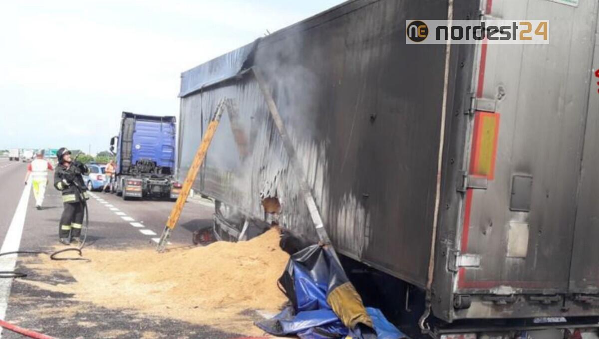 Incendio in A4: a fuoco un TIR che trasportava cereali - 