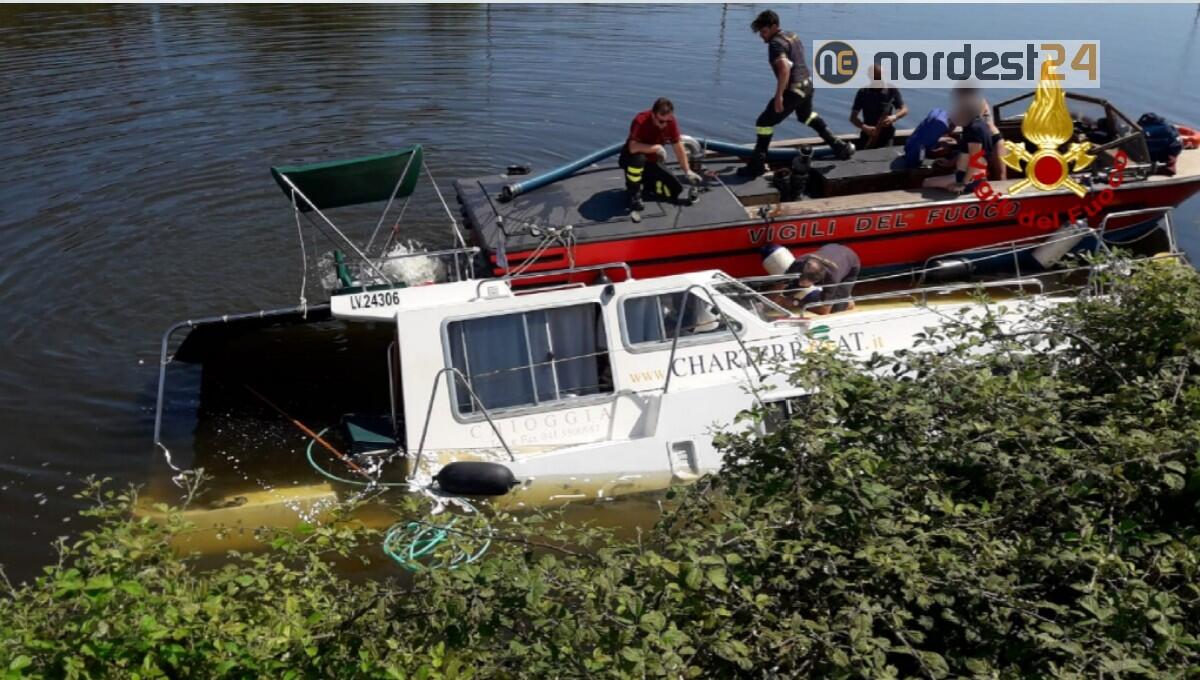 Chioggia. Imbarcazione urta contro un ostacolo e rischia di affondare - 