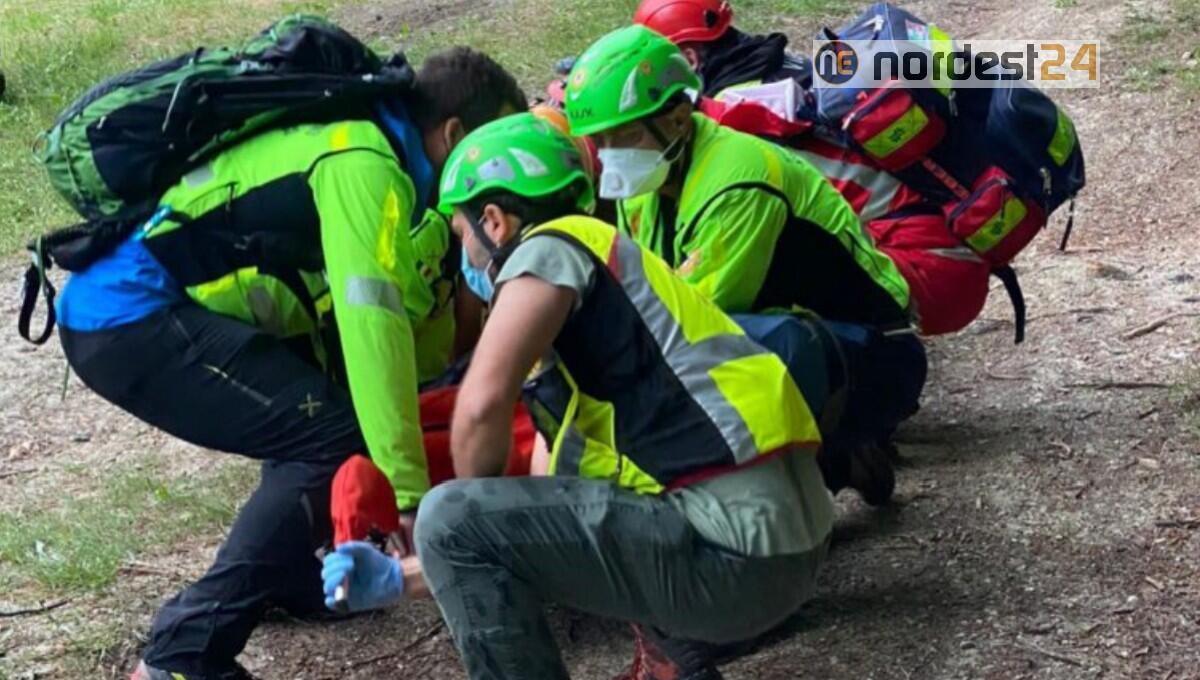 Ciclista ruzzola per decine di metri in un canale nel bosco: ferito - 