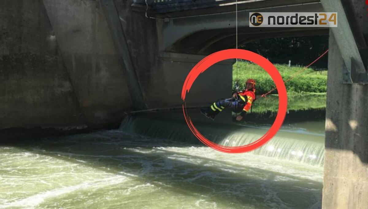 Soccorsi 2 scout canoisti incastrati con il kayak nel rullo della chiusa - 