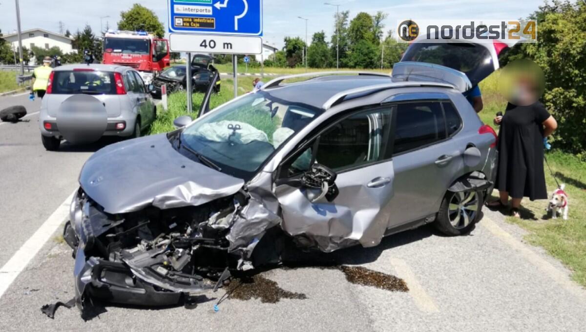 Incidente nella Bassa Friulana: violento scontro tra 3 auto, 2 feriti - 