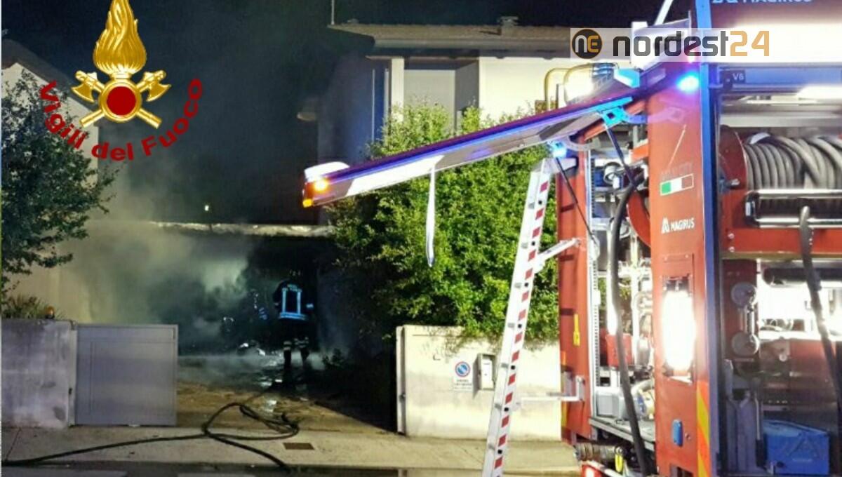 Incendio di una autorimessa a Pagnacco: intervento dei pompieri - 