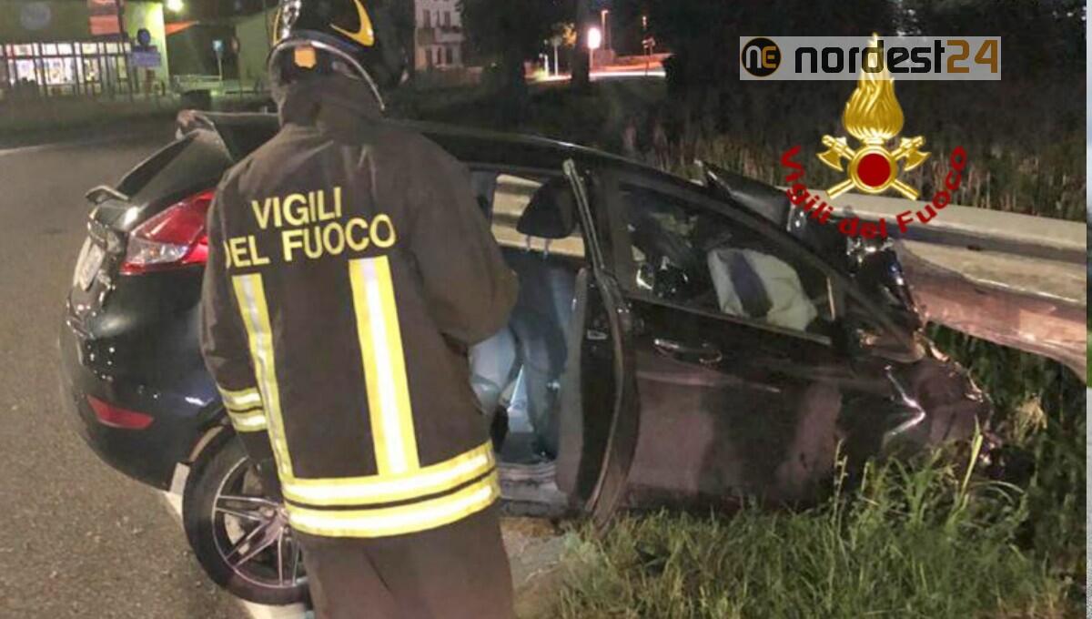 Salta la rotonda e si infila sotto il guard rail: in salvo giovane coppia - 