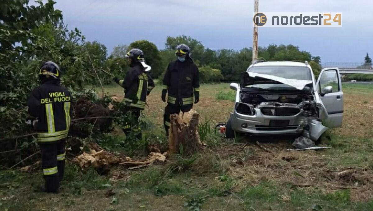 Incidente a Pozzuolo del Friuli: schianto contro un albero - 