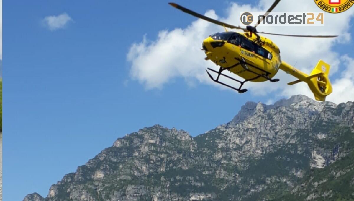 Cade tra le Dolomiti Friulane per 100 metri: è gravissimo - 