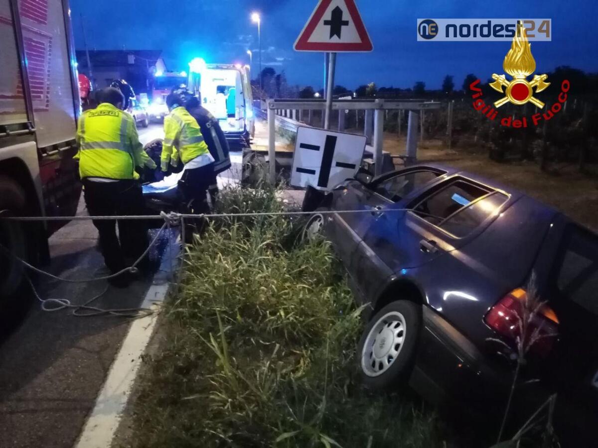 Incidente a Villorba, auto fuori strada: conducente incastrato ferito - 