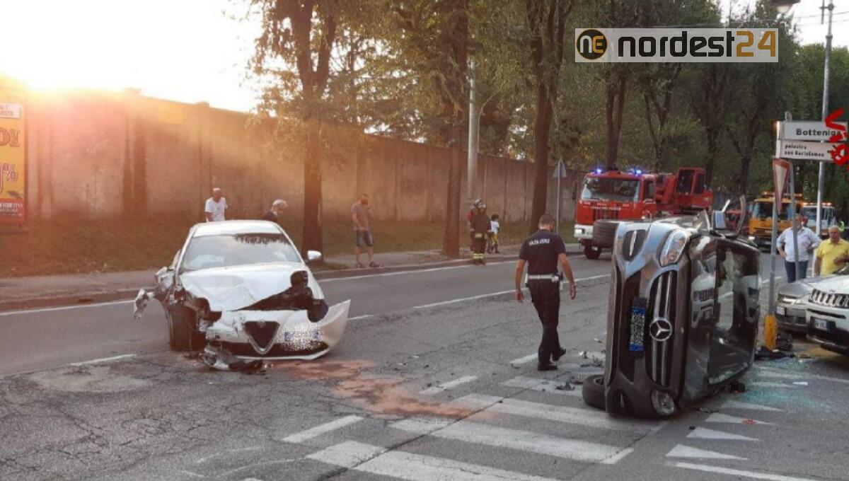 Incidente a Treviso:  scontro tra 2 auto, un conducente rimane incastrato - 
