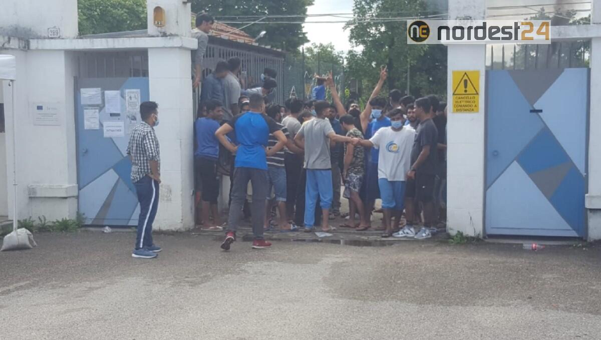 "Fateci uscire", sommossa dei migranti alla Cavarzerani di Udine - 