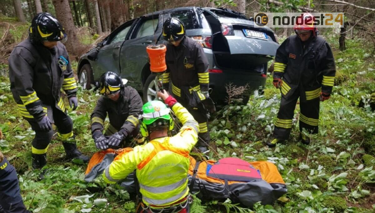 Ingrana la retromarcia e precipita per 50 metri: gravissima - 