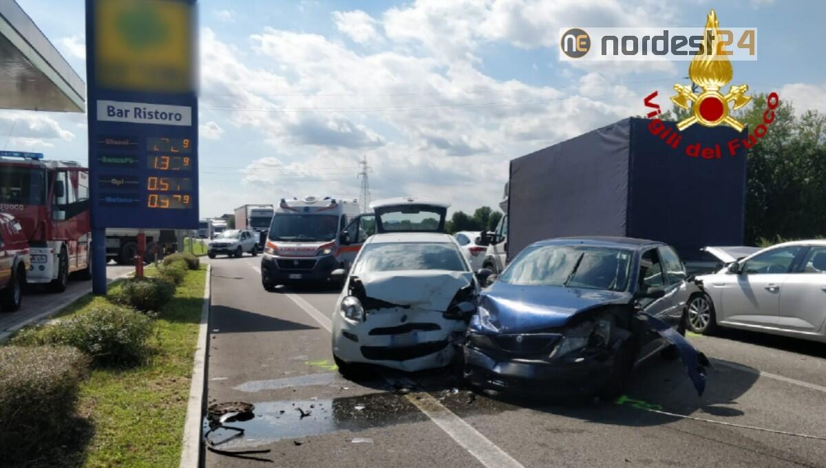Incidente tra 5 auto e due mezzi pesanti: un ferito grave - 
