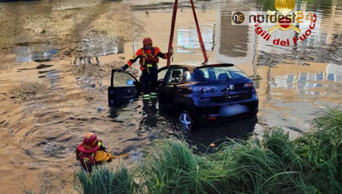 Scontro tra 2 auto, una finisce nel fiume: si tuffano e salvano la donna - 