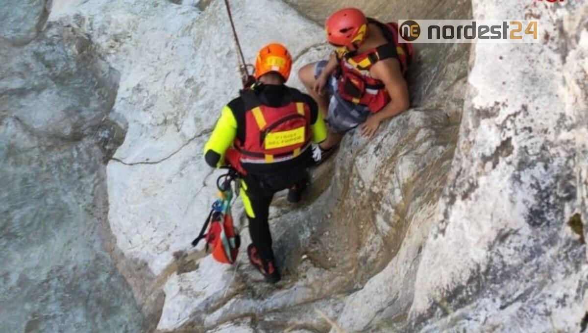 Cerca refrigerio nel torrente Arzino, ma resta bloccato in una pozza - 
