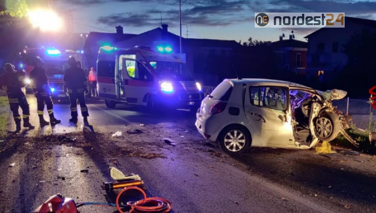 Schianto contro il platano all'alba: 2 feriti, uno incastrato - 