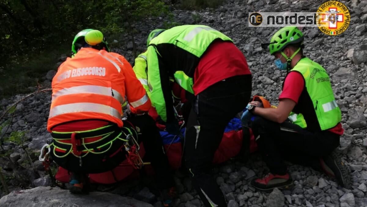 Si infortuna sul Monte Nero di Valbruna: recuperato in elicottero - 