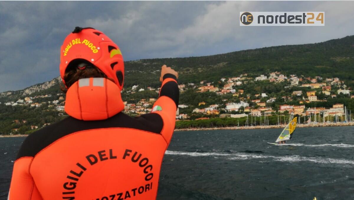 Infuria il maltempo: salvati 15 ragazzini  al largo di Miramare - 