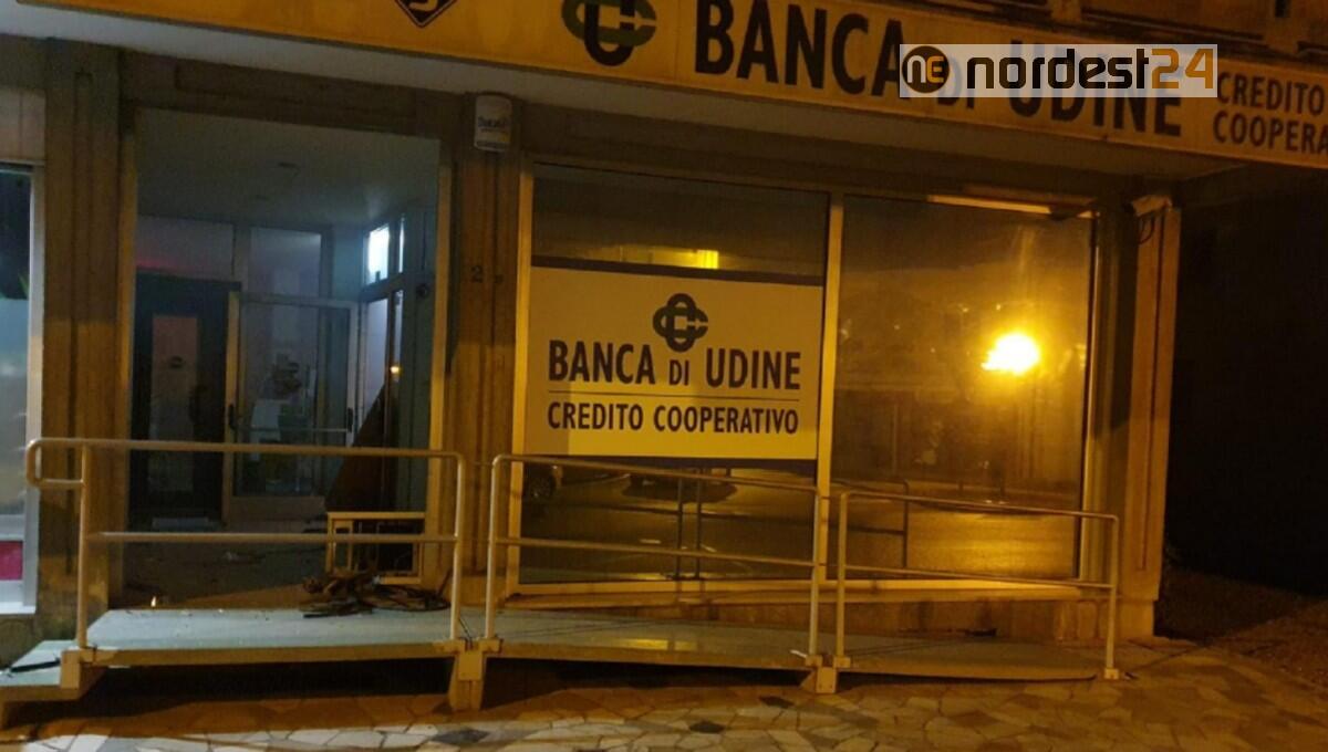 Terenzano. Fanno saltare il bancomat e fuggono con 50 mila euro - 