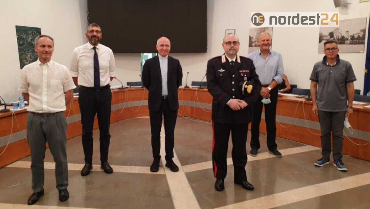 A Bibione il saluto a Don Andrea Vena e il benvenuto al nuovo comandante dei Carabinieri - 