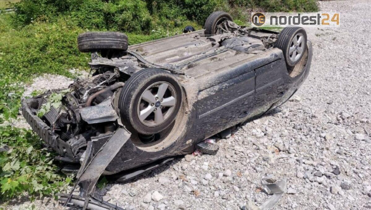 Perde il controllo dell'auto e si rovescia fuori strada: 2 feriti - 