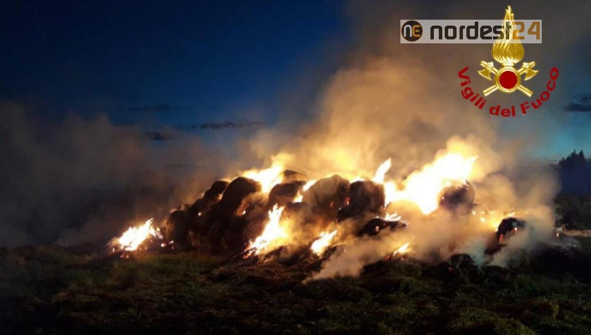 Incendio in un deposito di rotoballe: bruciano 200 quintali di foraggio - 