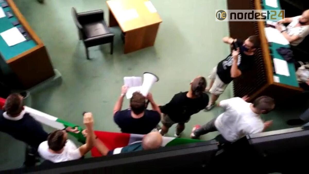 Blitz di CasaPound in consiglio regionale, Zanin: "sporta denuncia" - 