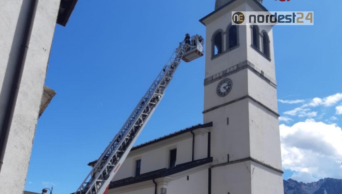 Resia. La croce rischia di cadere dal campanile: rimossa dai pompieri - 