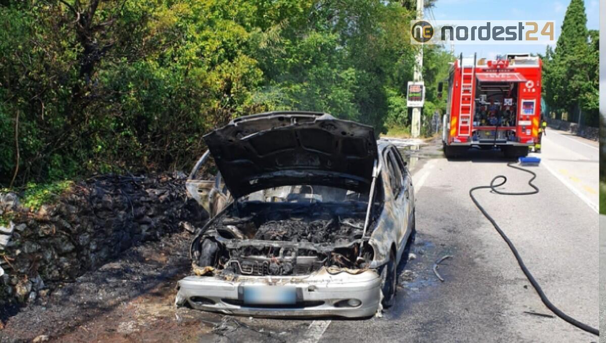 Trieste. Incendio di una Mercedes, l'autista scende in tempo - 