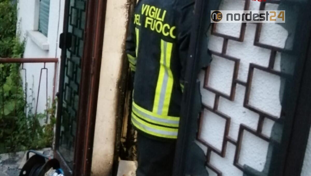 Incendio di un condizionatore in abitazione: gravi danni, inagibile - 