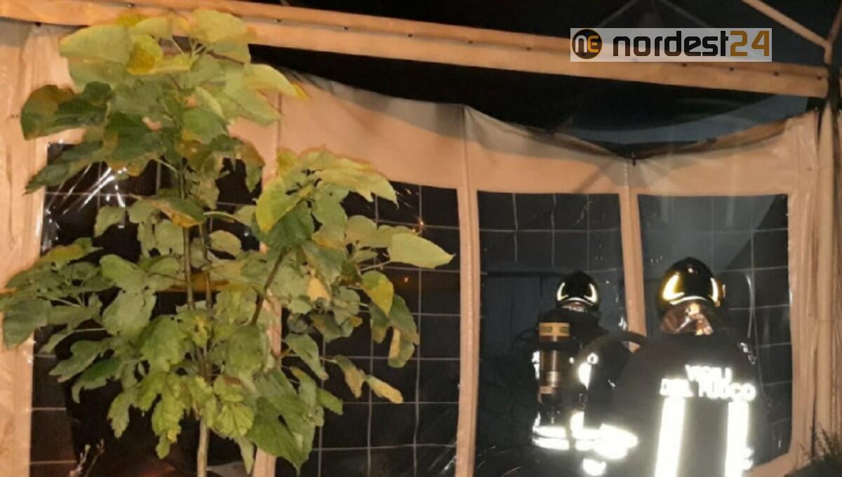 Incendio di una tensostruttura a Caorle: i pompieri domano le fiamme - 