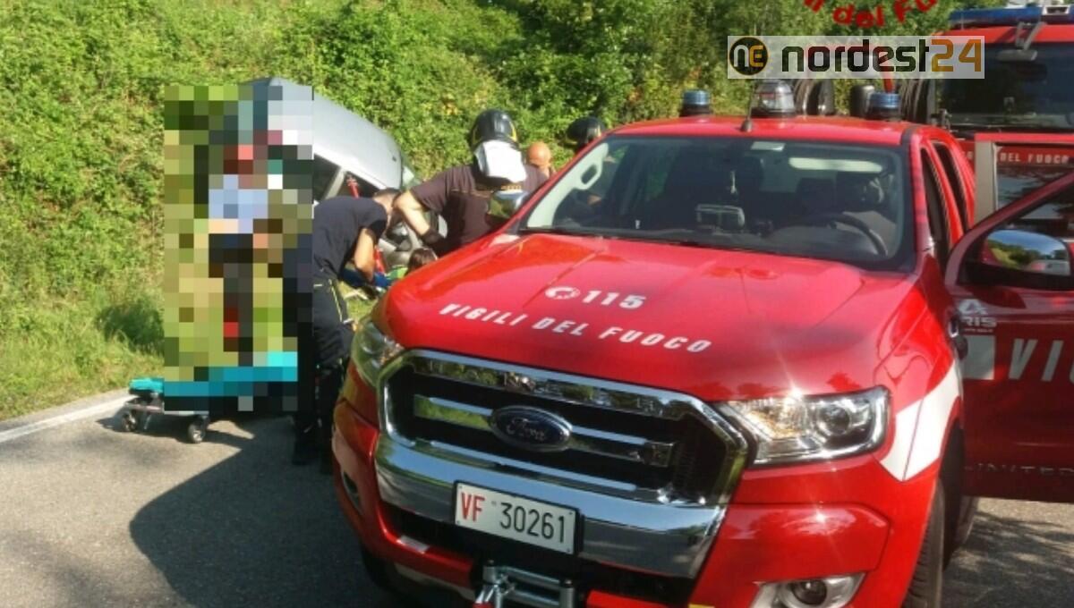 Affronta il tornante ed esce di strada: ferito un uomo - 