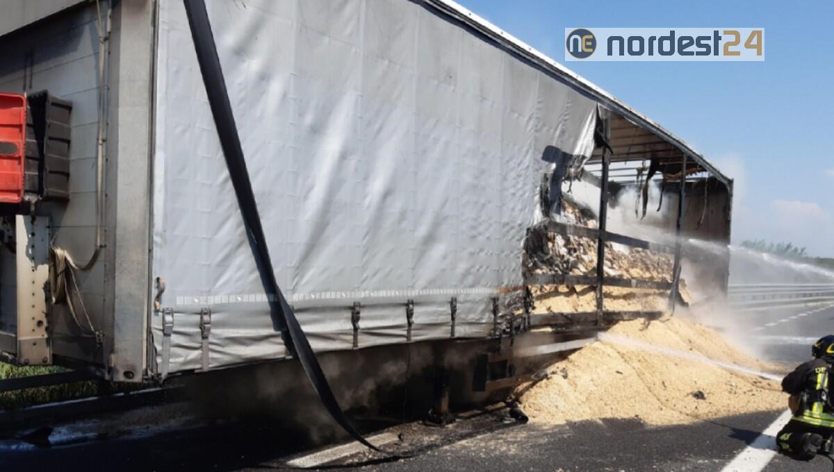 Incendio di un TIR tra Villesse ed il Bivio A4/A23: autostrada chiusa - 