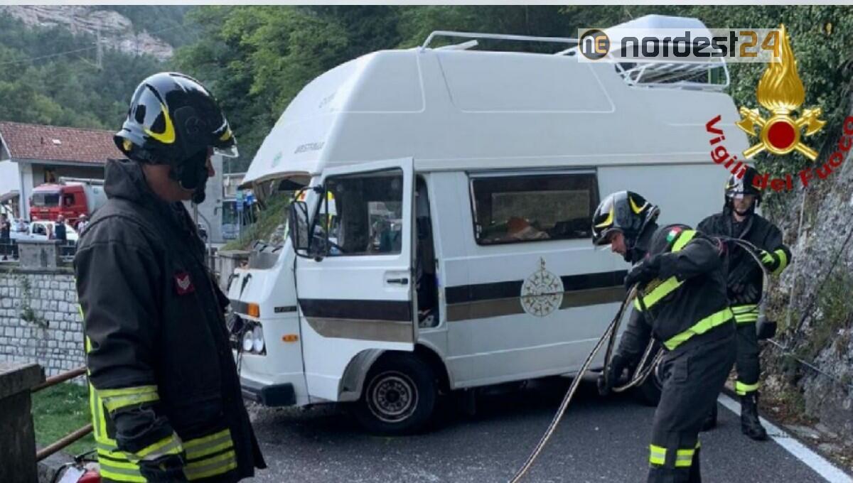 Incidente a Tramonti di Sopra, coinvolto un camper: ferita una donna - 