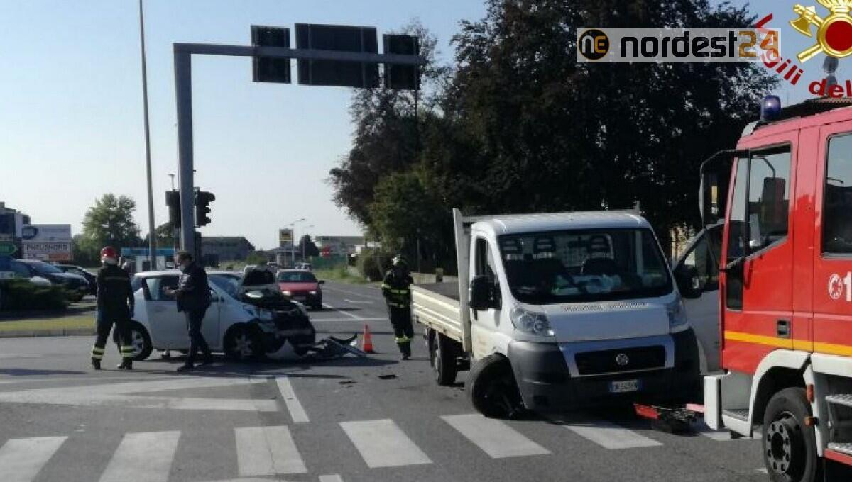 Incidente a Spilimbergo: scontro tra auto e furgone - 